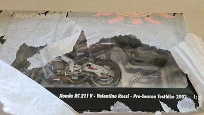 MINICHAMPS 122027946 Honda RC211V Valentino Rossi Pre-Season Test Bike 2002 1:12 - Image 1 of 2