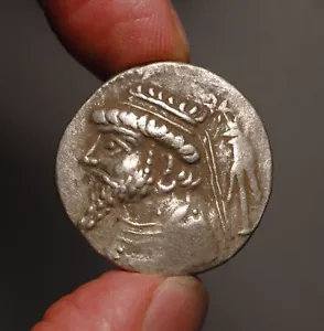 E22-19 Elymais, KAMNASKIRES V. circa 54-32 a.C. Tetradracma argento - Foto 1 di 2