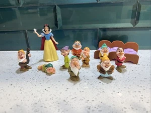 Disney Princess Snow White & 9 Dwarfs Figures Toys 3 Beds Vintage - Picture 1 of 5