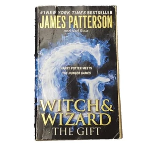 Witch & Wizard - The Gift - James Patterson (paperback) B014 - Foto 1 di 3