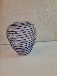 Hermoso jarrón vintage de vidrio artístico a rayas azules de Lillian Vernon - Imagen 1 de 4