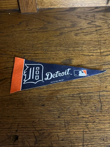Vintage 90s DETROIT TIGERS MLB LICENSED MINI PENNANT, Brand New Cover
