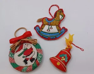 3er Set Vintage Weihnachtsschmuck, Weihnachtsmann, Schaukelpferd, Glocke. D2319 - Bild 1 von 9