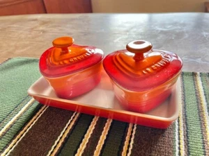 Le Creuset Herz Cocotte Putite Ramekin D'Amour Tablett Deckel Set Orange Quarz GEBRAUCHT - Bild 1 von 4