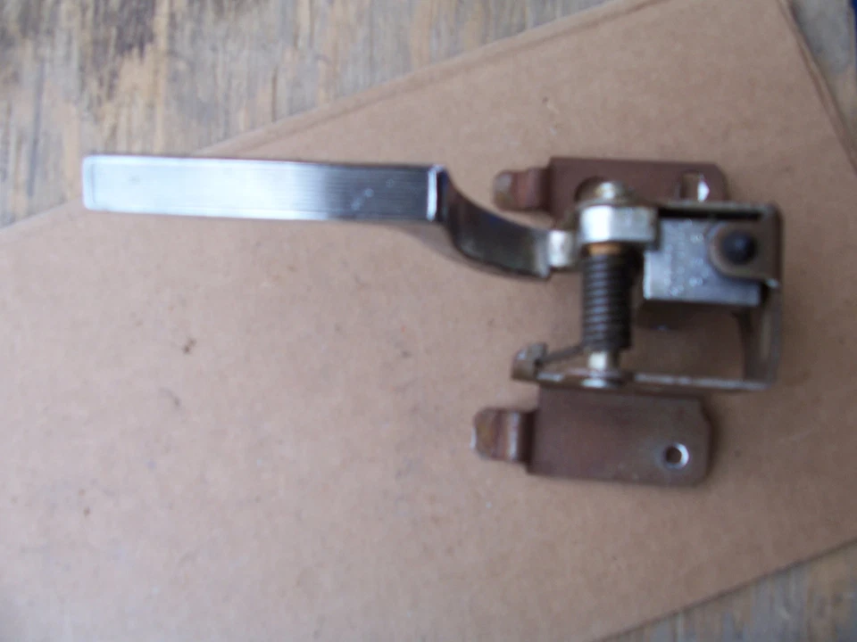 Manija de puerta interior izquierda Fleetwood 1978 fabricante de equipos originales Cadillac pieza original 20010661 Foto 1 de 1