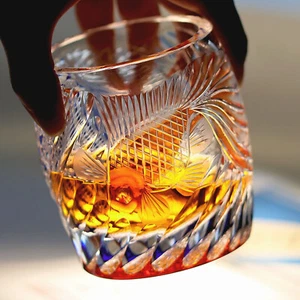 Vaso de whisky Rock tallado a mano patrón de pescado dorado vivo vidrio Edo Kiriko 270 ml - Imagen 1 de 12