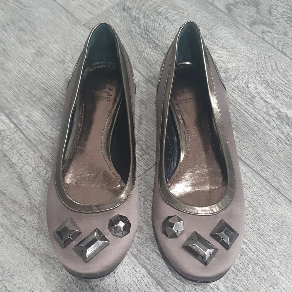 Zapatos planos de ballet BURBERRY satinado con joyas gris plateado para mujer talla 39 EE. UU. 9 🇮🇹  Foto 1 de 4