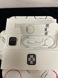 Apple Watch SE GPS (2024) 40mm Estuche de aluminio Starlight con correa deportiva Starlight - Imagen 1 de 2