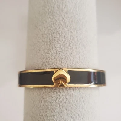 Brazalete con botones Kate Spade New York Heritage esmalte negro sobre placa dorada firmado Foto 1 de 4