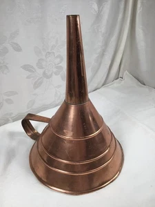 antiguo embudo de cobre. Costuras soldadas hechas a mano brillo de luna, elaboración de cerveza de granja 13" de alto - Imagen 1 de 8