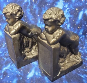Par de sujetalibros vintage de latón hueco querubín bronce 6,6" x 4,25" - Imagen 1 de 3