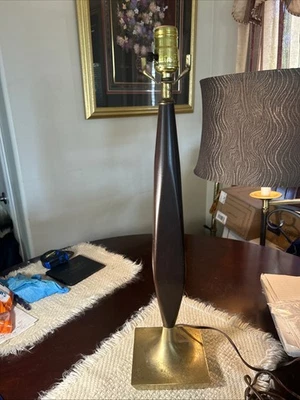 Lámpara de mesa atómica MCM danesa de madera con acabado de latón de colección  Foto 1 de 4