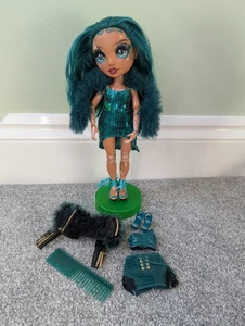 Rainbow High Jewel Richie Serie 4 Modepuppe grüne Kleidung & Zubehör - Bild 1 von 10