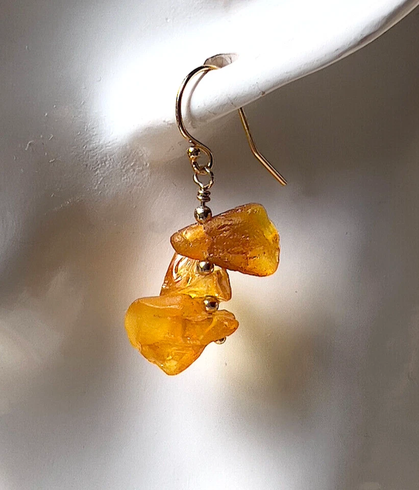 Brincos de âmbar bruto do Báltico: feitos à mão, fio de orelha folheado a ouro 18K, estilo ecológico - Imagem 1 de 4