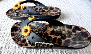 Crocs LEOPARDENMUSTER FLIP FLOPS MIT VERZIERUNGEN GRÖSSE 10 - Bild 1 von 11