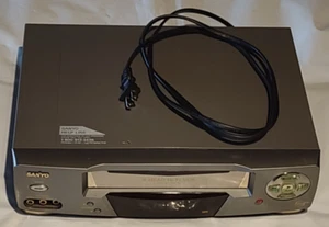 Sanyo VWM-680 Videoregistratore HiFi 4 Teste VH Lettore Nastro No Telecomando - Foto 1 di 4