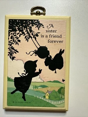 Placa de pared de madera vintage sello A Sister Is A Friend Forever Foto 1 de 4