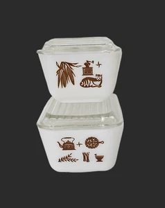 Vtg. Pyrex 501B 1.5 Cup & 502 1.5 Pt Early American Refrigerator Dishes W/ Lids - Picture 1 of 9