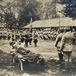Militares franceses otorgando medallas a heridos graves • Stereoview - Imagen 1 de 2