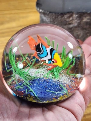 Pisapapeles vintage firmado Ferro Lazzarini cristal redondo peces acuario Foto 1 de 4