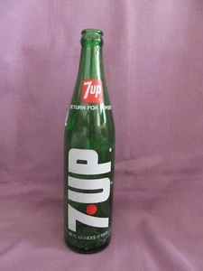 Botella de vidrio verde de colección 7 UP 16 OZ. 1 pinta años 70 - Imagen 1 de 4