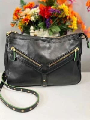 BOTKIER 黑色皮革带绿色饰边耳钉肩带斜挎包 — 第 1/4 张图片