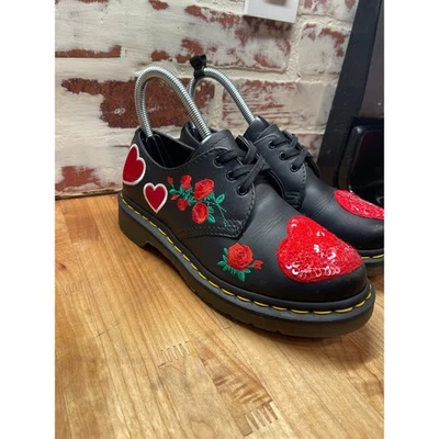 Zapatos con cordones Dr Martens de cuero negro corazón rosa bordado lentejuelas para mujer 5 Foto 1 de 4