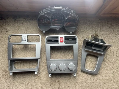 Lote de piezas interiores a granel Subaru Forester 2006-2008 racimo, moldura de radio, palanca de cambios Foto 1 de 4