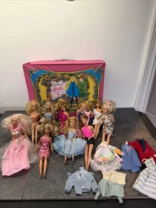 Riesiges Vintage Barbies Konvolut Original markiert Outfits Etui Mix - Bild 1 von 20