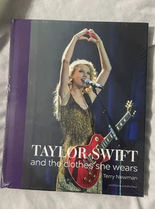 Taylor Swift: And the Clothes She Wears Hardcover 2023 by Terry Newman New Book - Imagen 1 de 2