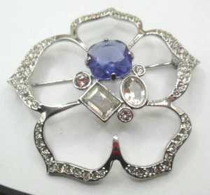 Broche vintage firmado con logotipo de cisne de Swarovski en tono plateado cristales transparentes y púrpuras - Imagen 1 de 3