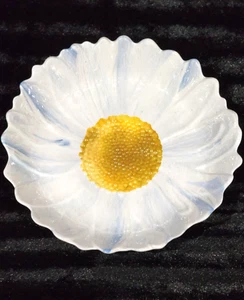 Daisy Shaped White Yellow Melamine Serving Bowl 12" Spring Summer Blue Tint NICE - Picture 1 of 6