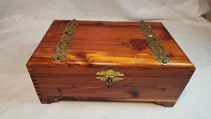 Vintage Handmade Wooden Cedar Jewelry, Trinket, keepsake box with lock and key - Bild 1 von 11