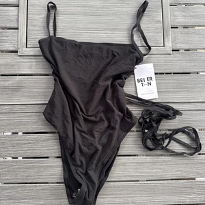 Better Tan schwarzer Einteiler Badeanzug hellbraun Gr. Medium hinten offen neu - Bild 1 von 4