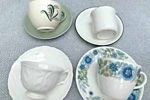 4 Pretty Vintage Mis-Matched Green, Blue & White Porcelain Tea Cups & Saucers - Picture 1 of 3