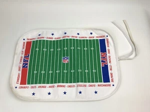 Tovaglietta vintage anni 80 NFL Football Fields tessuto Marilyn Meade trapuntata 18x13” rara - Foto 1 di 15