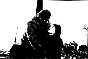 PRESSEFOTO GAMMA CINEMA 1984 ROGER MOORE ANNE ARCHER THE NAKED FACE - Bild 1 von 2