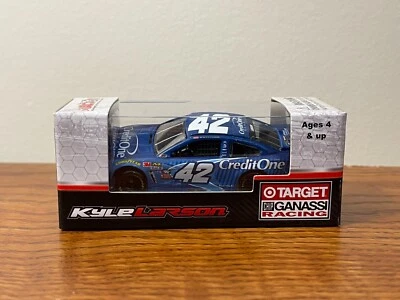RARO 2017 Kyle Larson #42 Credit One Bank 1/64 NASCAR Diecast muy buen estado Foto 1 de 2