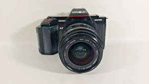 Minolta 5000 Maxxum analoge Kleinbildkamera mit Objektiv - Bild 1 von 16
