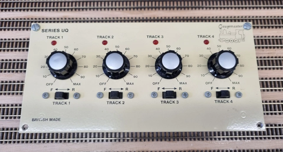 Gaugemaster Series UQ TRUE FOUR TRACK Analogue DC Controller - 16v AC to 12v DC - Image 1 of 3