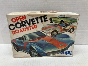VINTAGE ORIGINAL MPC 1/25 SCALE OPEN CORVETTE ROADSTER MODEL KIT - Bild 1 von 8