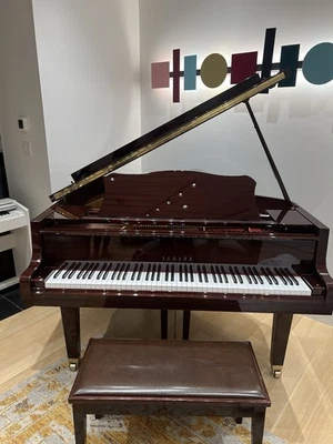 Impresionante piano de cola para bebé Yamaha GH1 listo para sala de exposición cinta rara caoba Foto 1 de 3