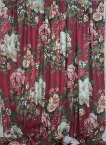 4 DRAPES 50W x 73L in Vintage Red Floral with HUGE White & Pink Blooms + Pillows - Bild 1 von 7