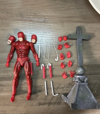 MAFEX Daredevil Nº223 versión cómic con base transversal  Foto 1 de 4