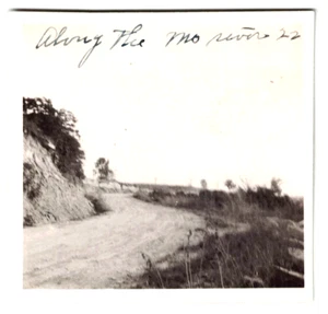 Antica foto 1922 lungo il fiume Missouri sulla strada natura bianco e nero lucentezza - Foto 1 di 1