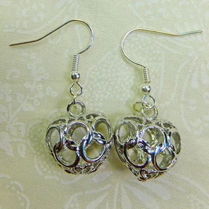 Pendientes colgantes Steampunk Fantasía Filigrana Plateada Corazones Metal Dijes NUEVOS - Imagen 1 de 2