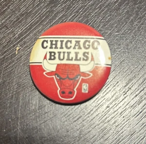 VINTAGE CHICAGO BULLS PIN FACE OF THE BULL PIN METAL BACK Perfect For Backpack - Picture 1 of 2