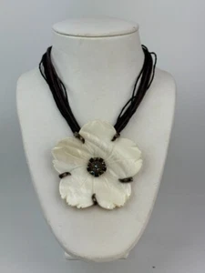 Collar Colgante Plumeria Concha y Estrás FLOR con Cordón de Cuero - Imagen 1 de 3