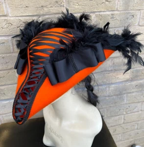 Impresionante Corsé Plumas Renacentistas Sombrero Pirata Tricornio Negro Naranja 57cm (2) - Imagen 1 de 6