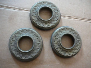 Juego de tres 3 cubiertas de enchufe de bombilla bobeche de latón estampado para accesorios de techo - Imagen 1 de 3